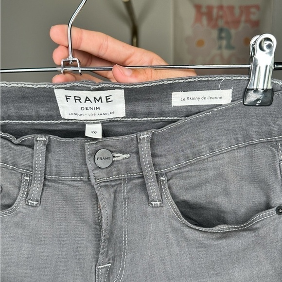 Frame Le Skinny de Jeanne Grey Destroyed Knee - Picture 3 of 3